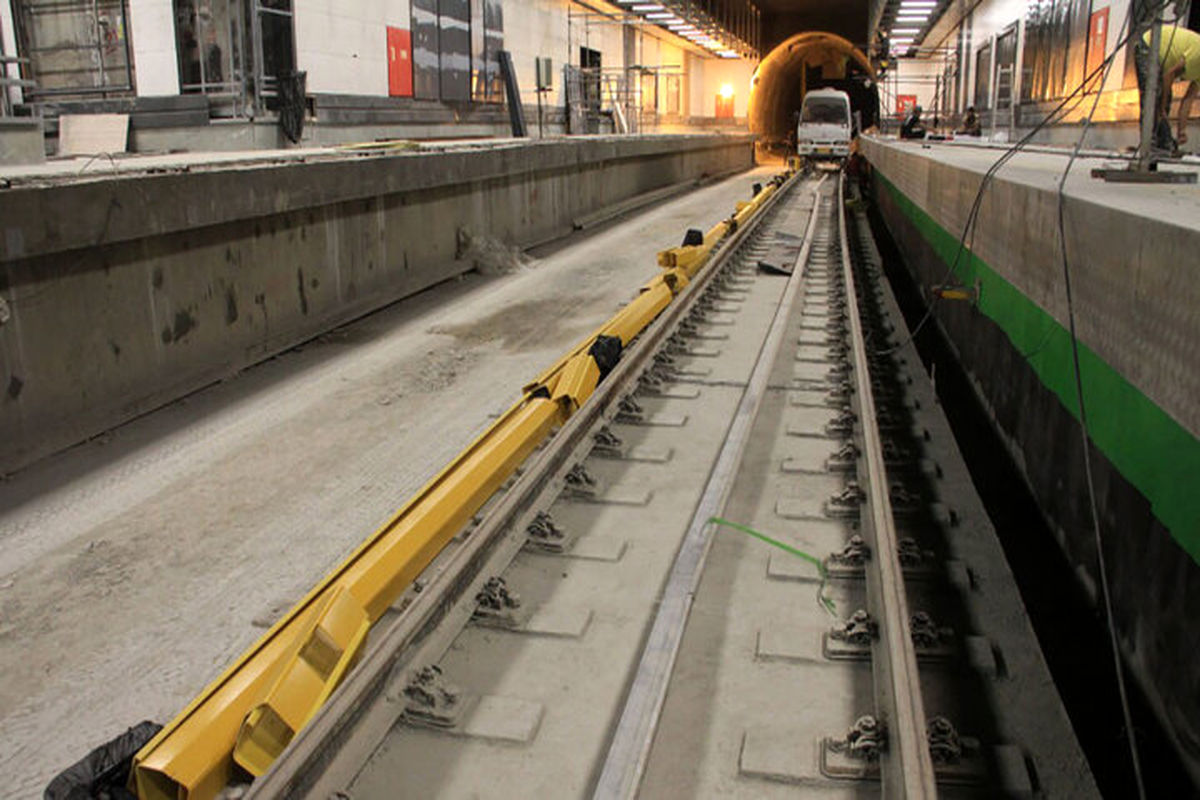 فیلم دلخراش/ له شدن دختر جوان پس از سقوط به زیر قطار + ویدیو