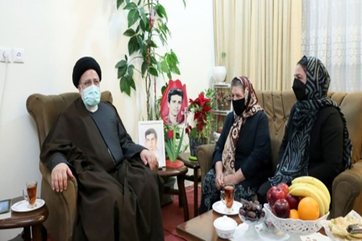 حضور رئیسی در منزل شهید مسیحی (+عکس) 