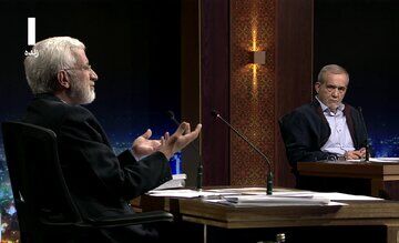 طعنه پزشکیان به جلیلی درباره مسمومیت دانش‌آموزان و اخراج اساتید
