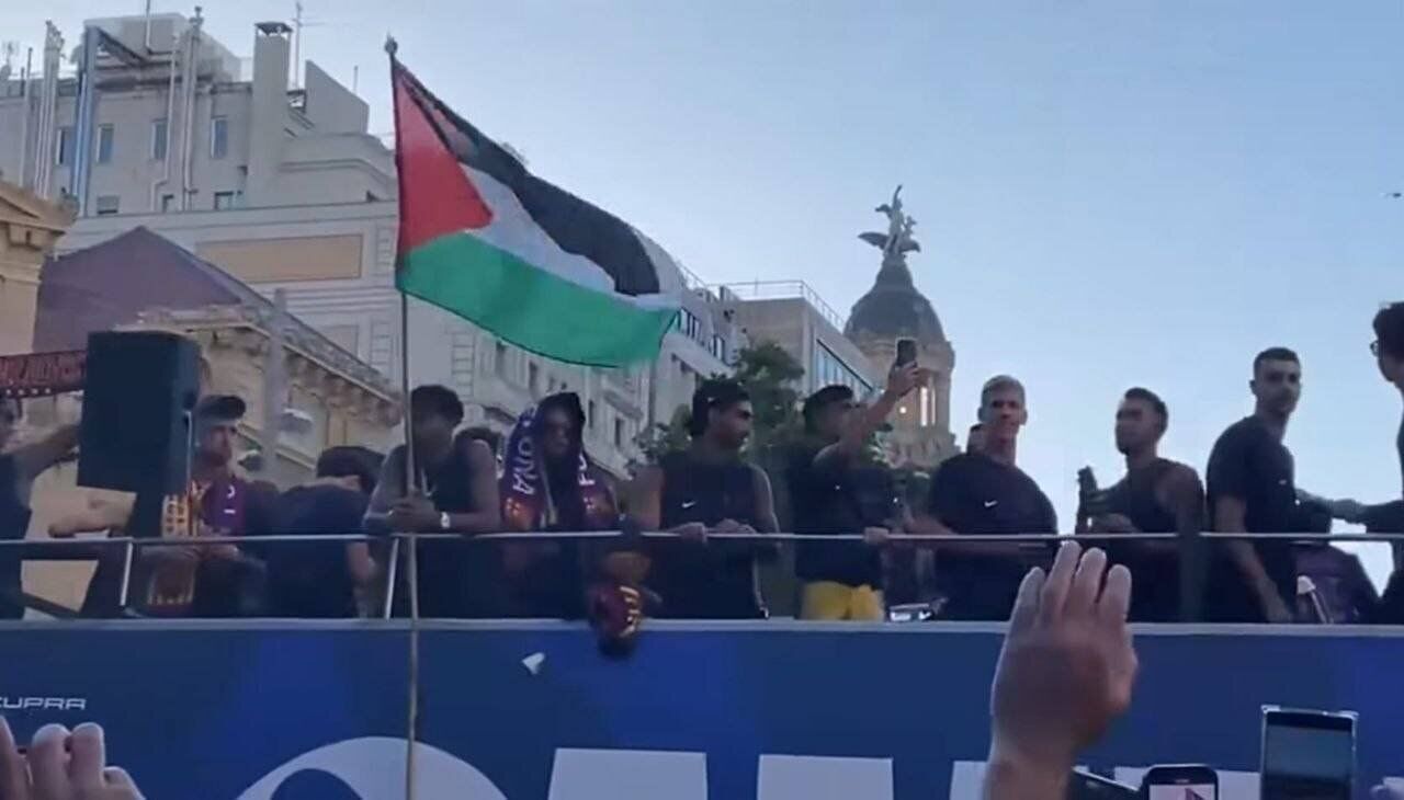عکس جنجالی از ستاره بارسلونا در جشن قهرمانی