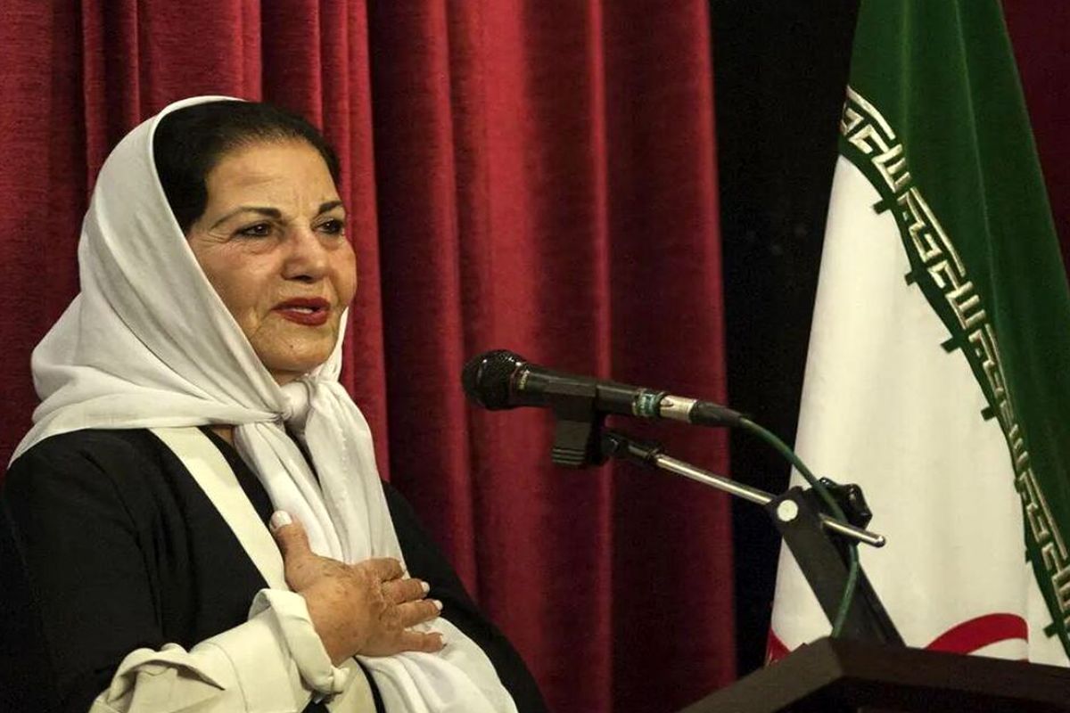 پوری بنایی در کنار اسب محبوباش در دهه ۵۰