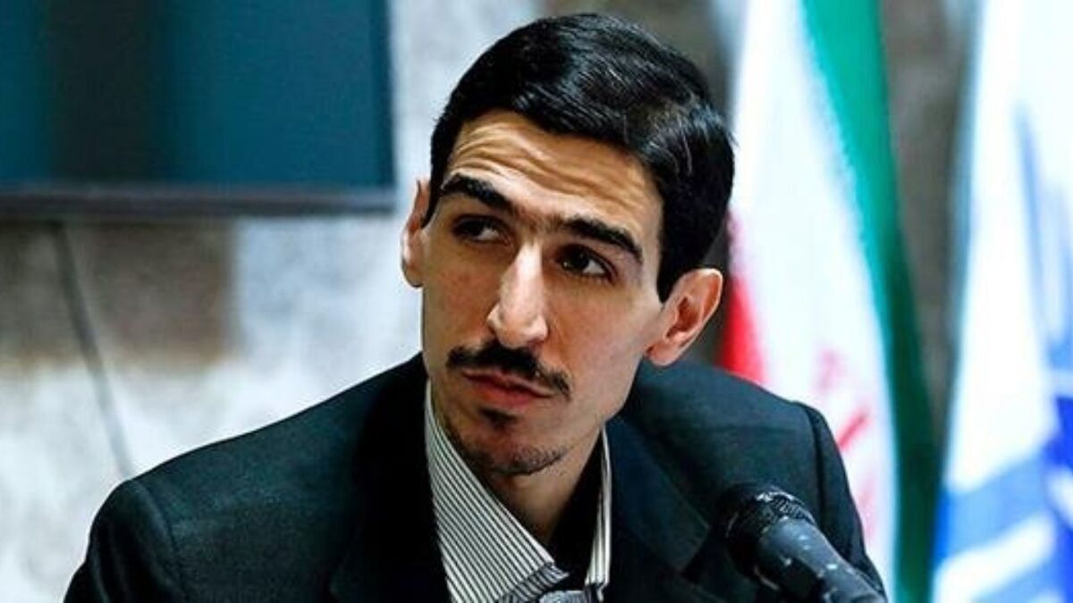 تصویری عجیب از توزیع شب‌نامه در روز روشن توسط مالک شریعتی
