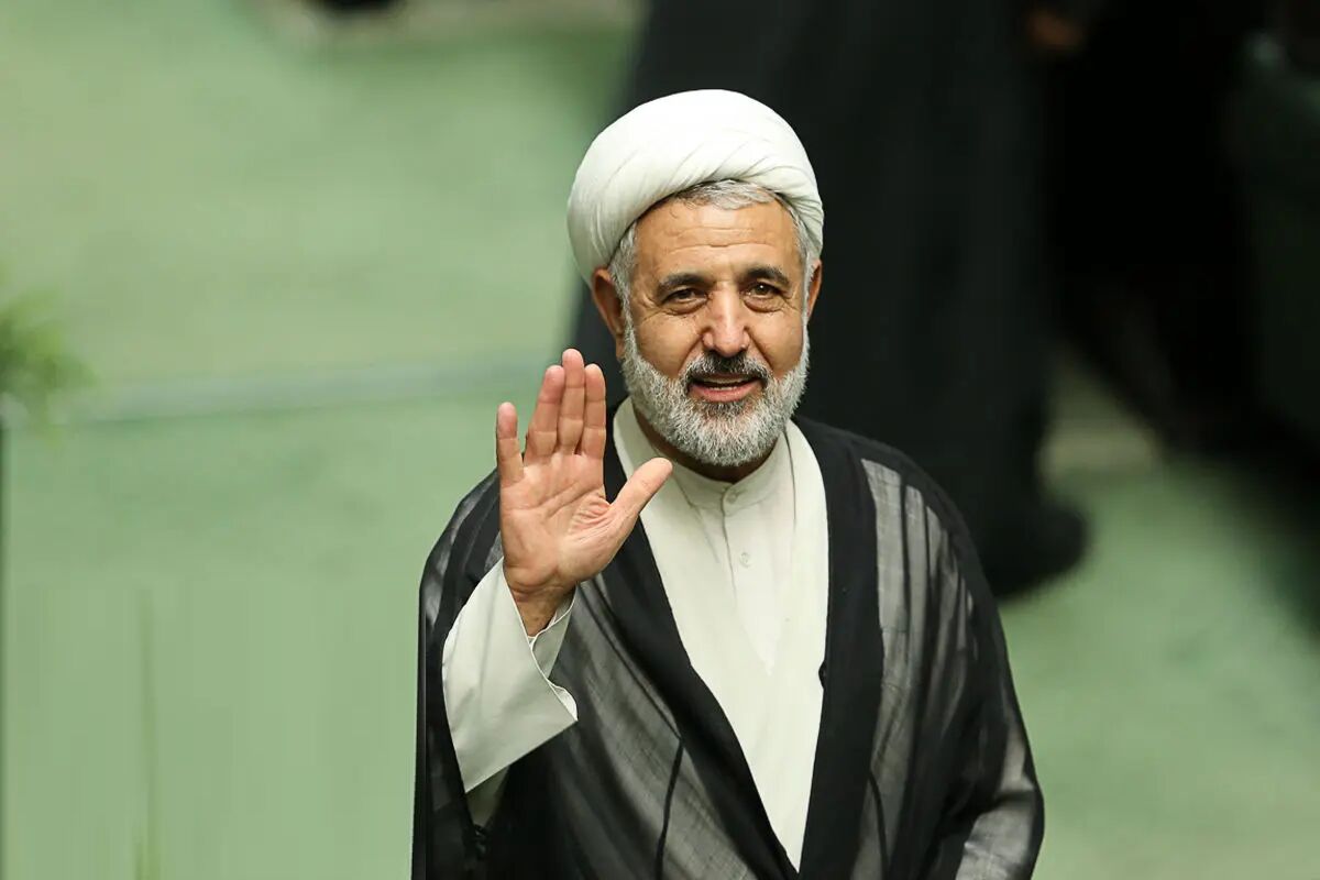 این نماینده مجلس به دستور رهبری گوش نداد
