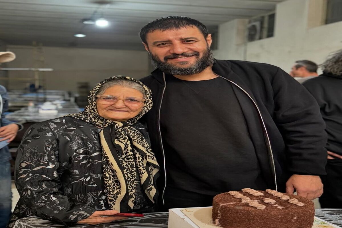 جواد عزتی و مادرش در پشت صحنه سریال وحشی