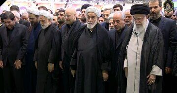تصویری از ورود رهبر انقلاب اسلامی به دانشگاه تهران برای اقامه نماز بر پیکر  رئیس جمهور شهید و دیگرشهدای سانحه بالگرد هوایی

