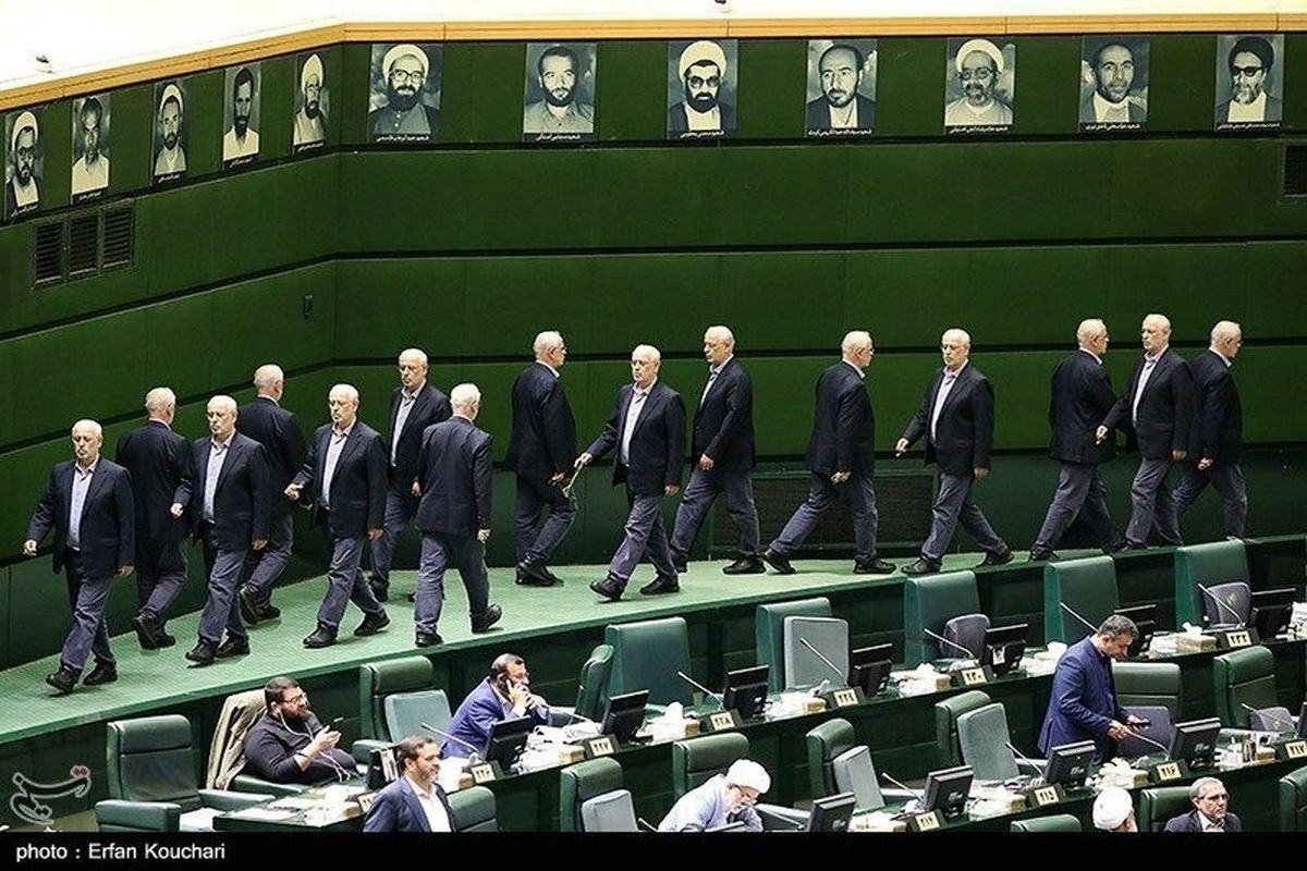 اینجا مجلس شورای  اسلامی است یا پارک؟ + عکس خجالت آور