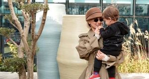 تصاویر احساسی مینا مختاری با پسر بهرام رادان