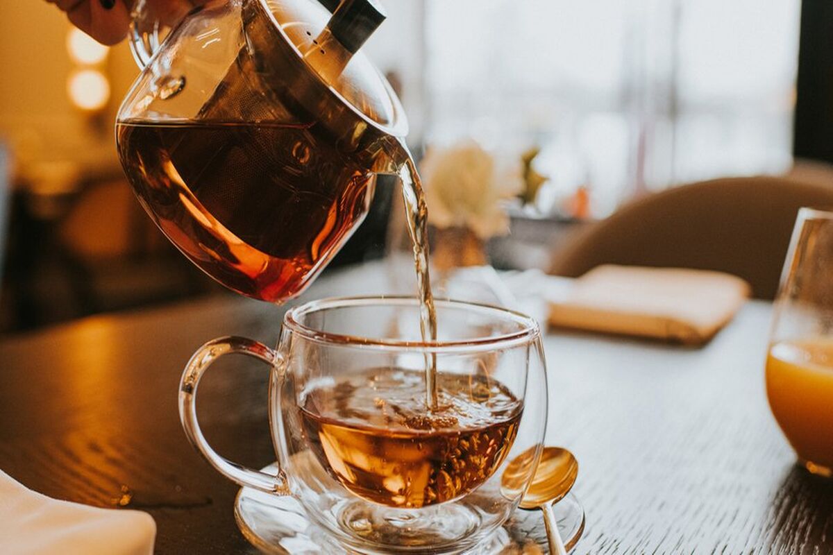 عوارض خطرناک چای کهنه دم که نمی دانید !