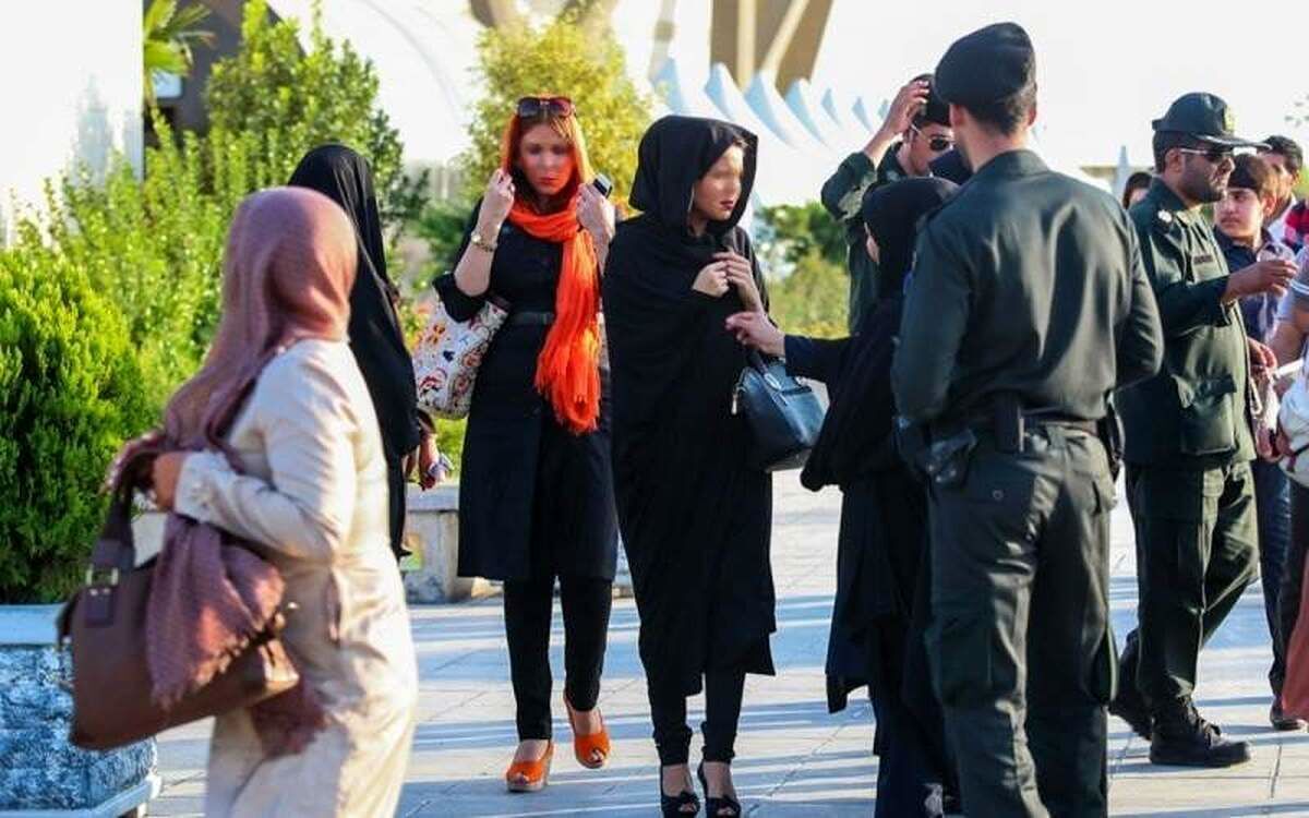 بنر جنجالی در مشهد/ 10 روز تا 2 ماه حبس برای زنان بدحجاب + عکس