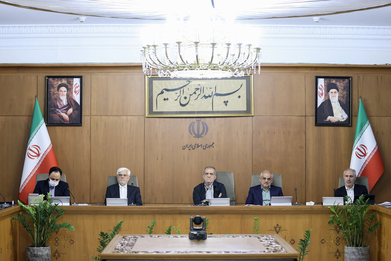 تیپ متفاوت و اسپرت رئیس جمهور  در یک مراسم جلب‌توجه کرد

