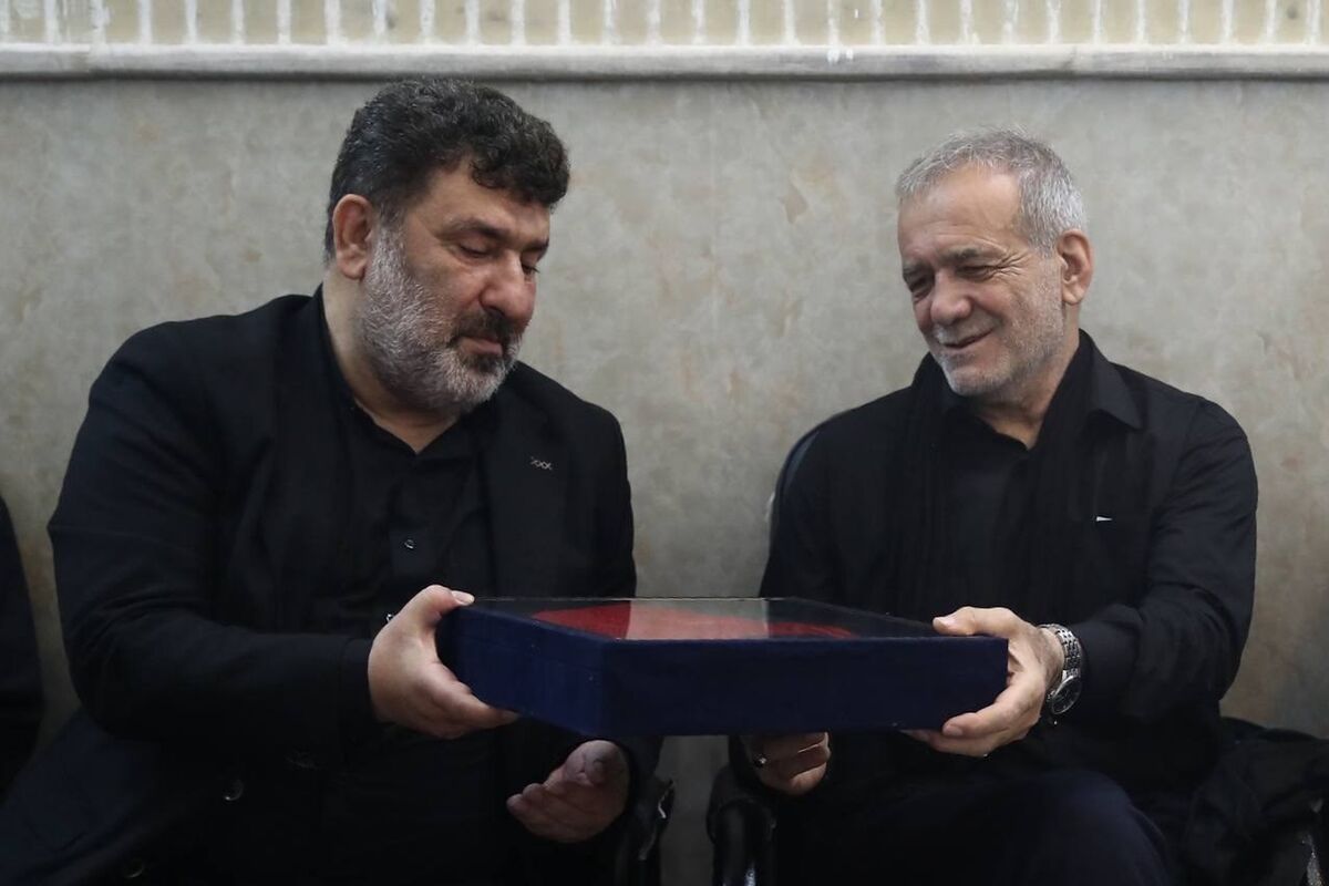 هدیه ارزنده و خاص به مسعود پزشکیان + عکس