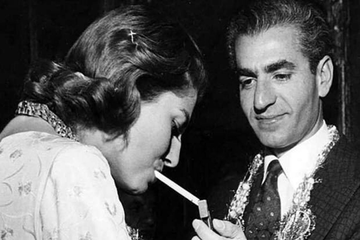 خودنمایی پلید و زننده محمدرضا پهلوی مقابل دختران