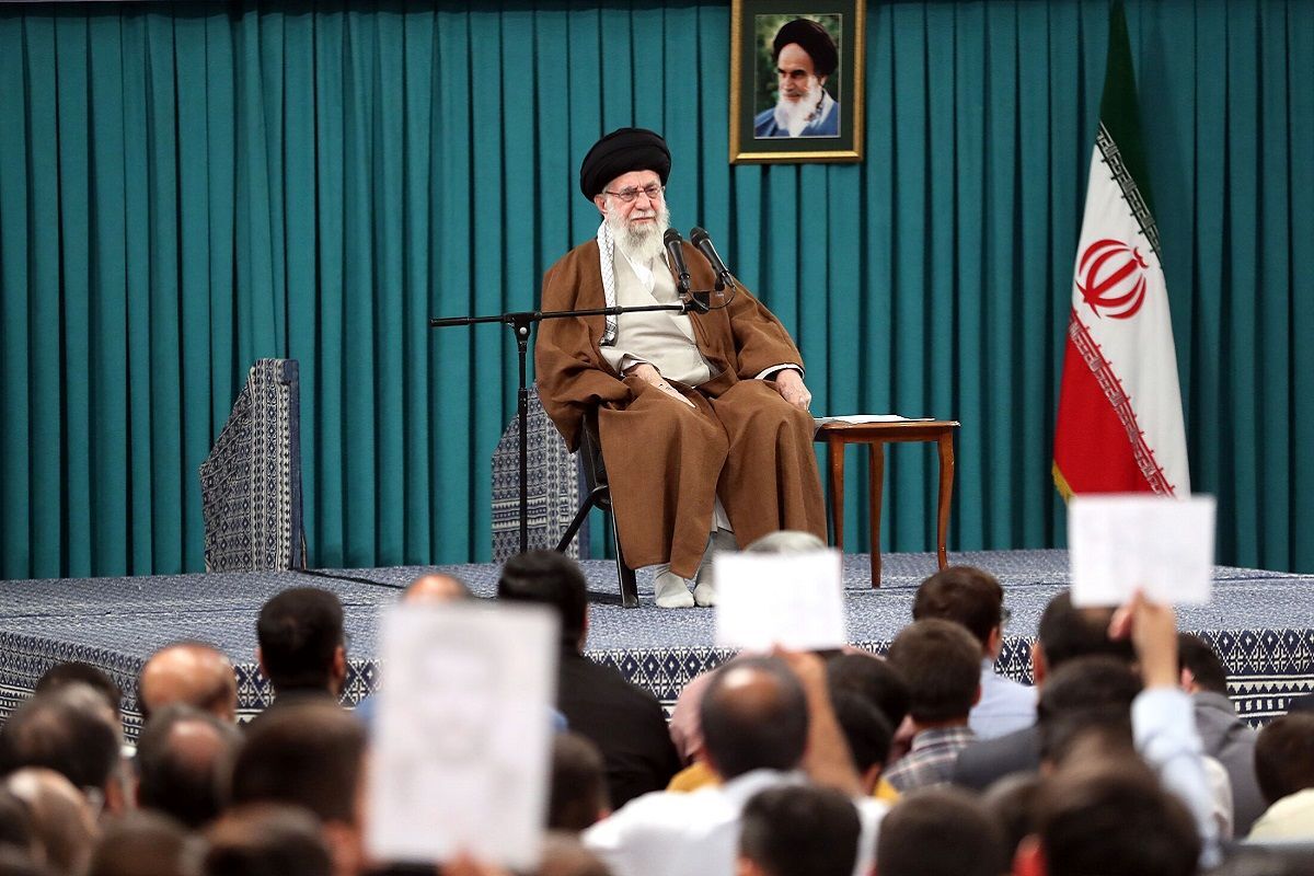 عکسی از پوستر خبرساز سایت رهبری درباره نخست وزیر اسرائیل

