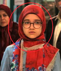 استایل پاییزی «مومو» سریال بچه مهندس با دسته‌ای از گل‌های نرگس