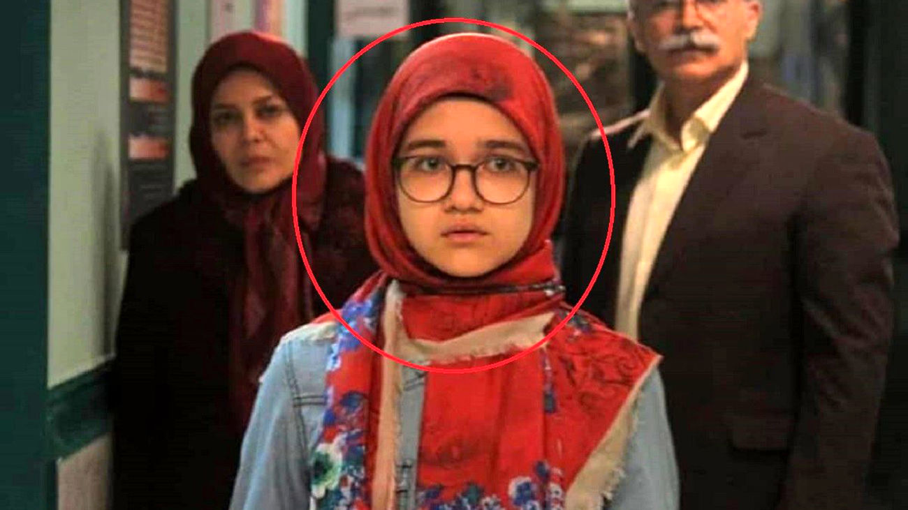 استایل پاییزی «مومو» سریال بچه مهندس با دسته‌ای از گل‌های نرگس