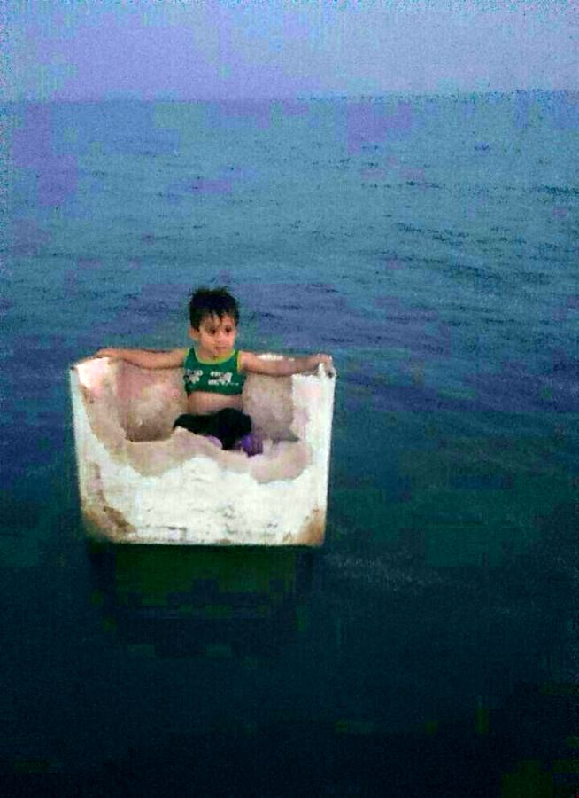 یک کودک روی یک تکه کائوچو تا مرز امارات رفت!+ عکس