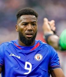 تیپ هاوایی بازیکن استقلال قبل از بازی!/ ببینید