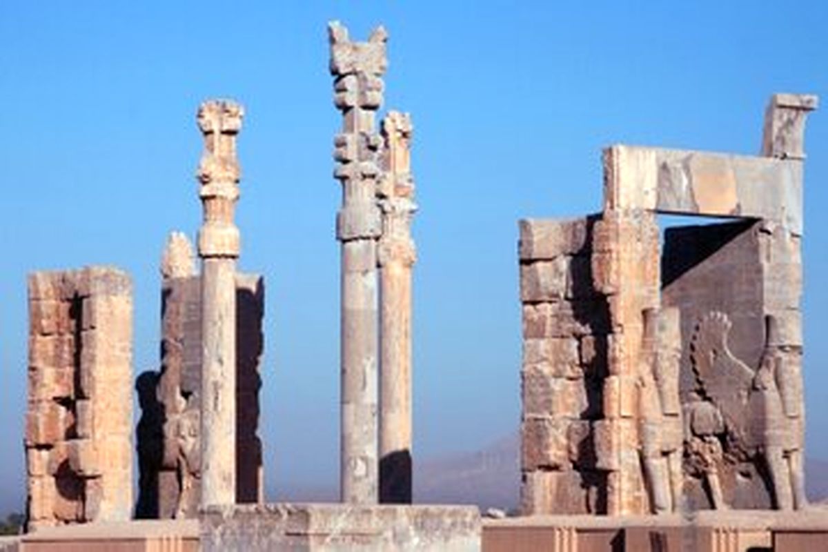 تیراندازی در تخت جمشید 