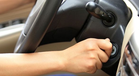 بالاخره قبل از استارت زدن خودرو، کلاچ بگیریم یا نگیریم؟