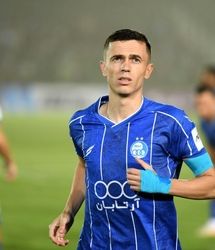 سلفی عاشقانه ستاره استقلال با همسرش