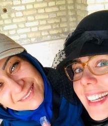 ژست بامزه مومو و جواد جوادی سریال بچه‌مهندس در یک مراسم