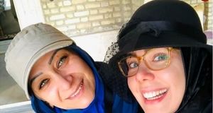 ژست بامزه مومو و جواد جوادی سریال بچه‌مهندس در یک مراسم