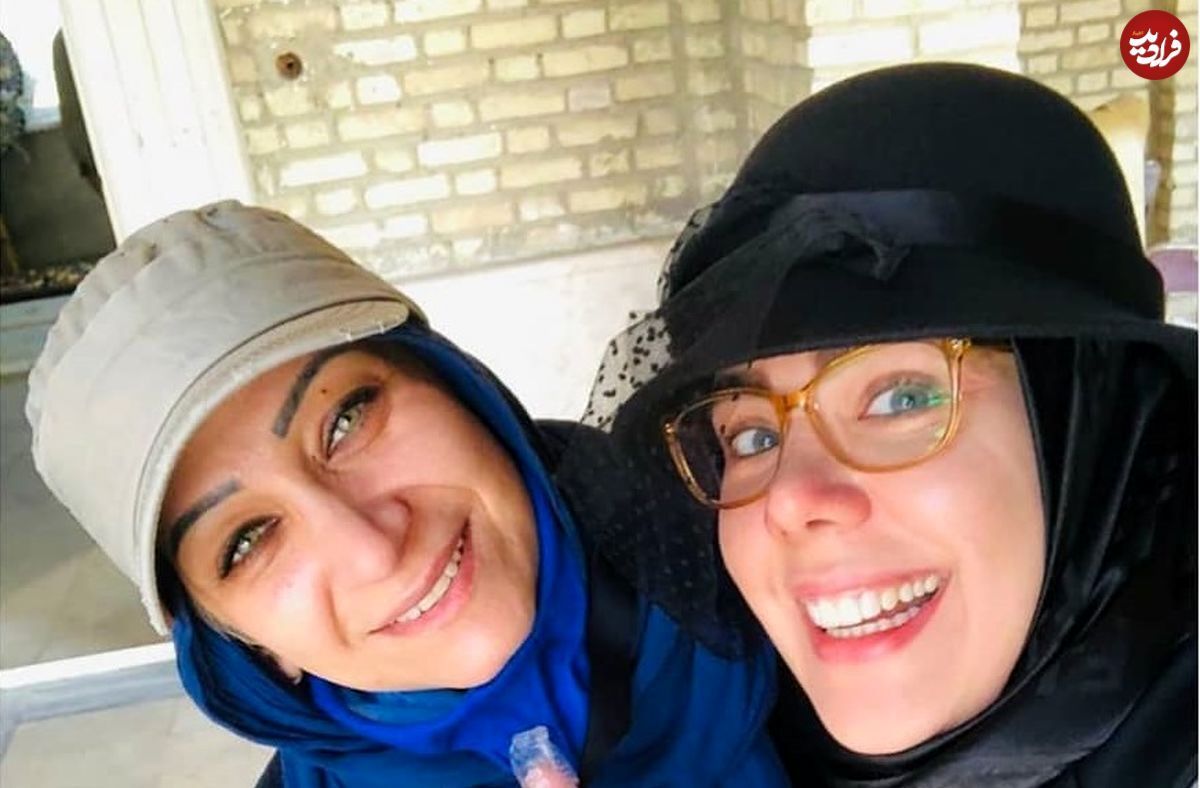 ژست بامزه مومو و جواد جوادی سریال بچه‌مهندس در یک مراسم