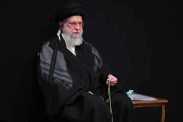 یک اتفاق بی‌سابقه در لحظه ورود رهبر انقلاب اسلامی به مراسم حسینیه/ ویدئو

