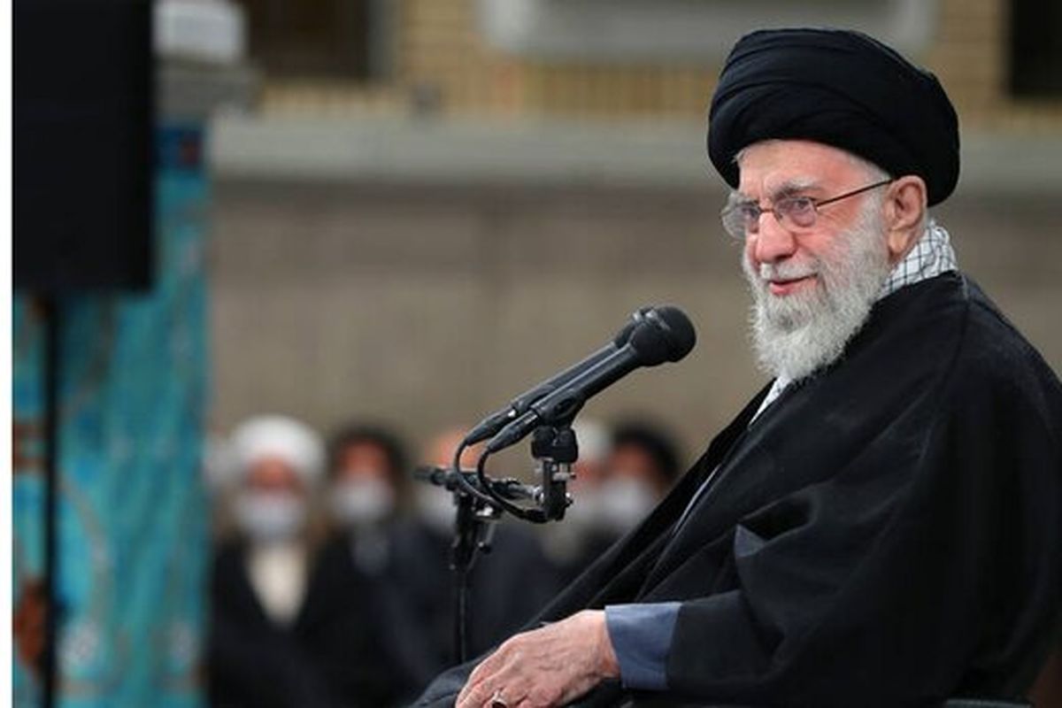 رهبر انقلاب:  امروز مشکل ما تفرّق است | اگر متحد باشیم خیرات بیشتری به دست می‌آید