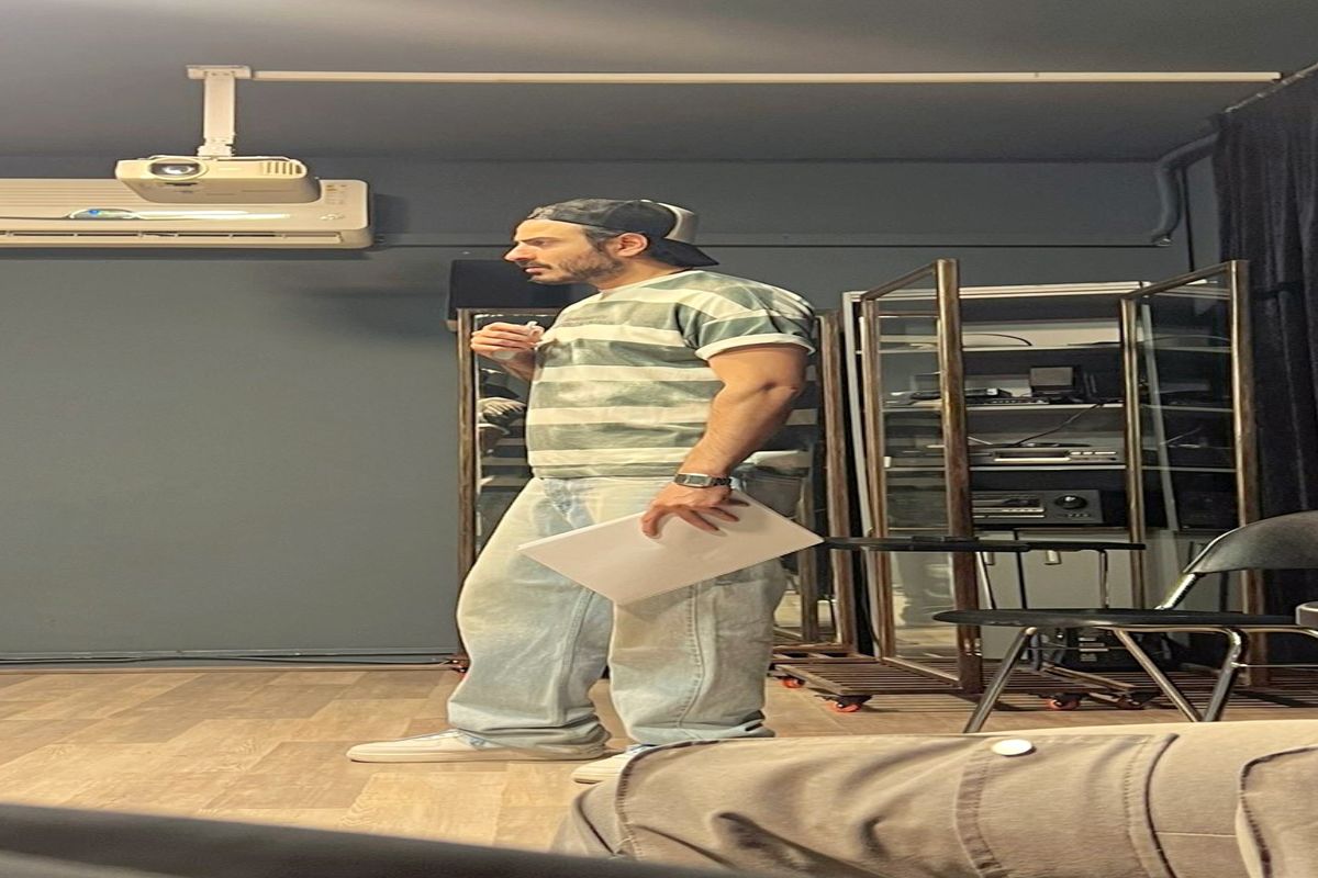 عکسی از تمرین بازیگری مرد خوش چهره سینمای ایران