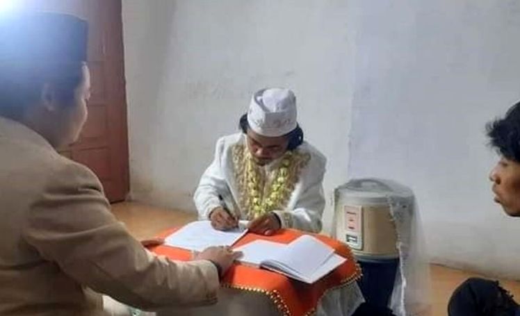 ازدواج جنجالی و هوش پَران یک مرد با پلوپز خانه‌اش/ عروس خانوم تاج و تور هم دارد+عکس