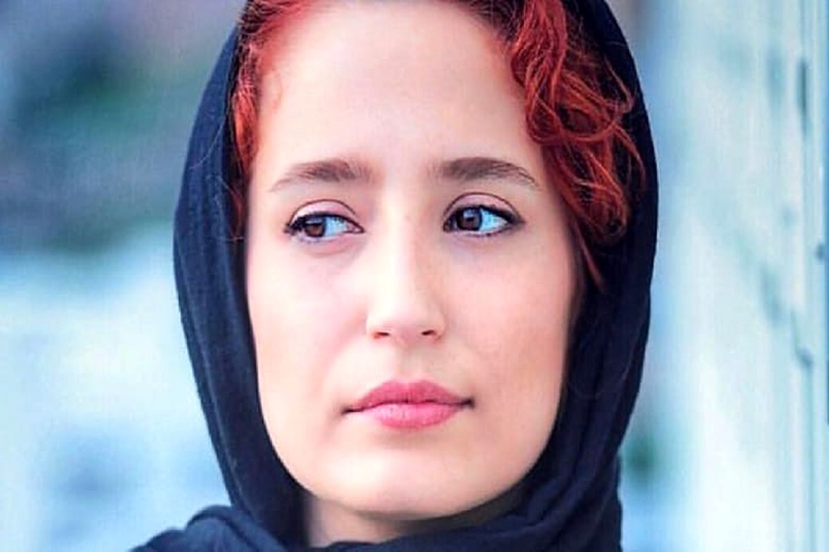 خانم بازیگر مشهور اسلحه به دست گرفت!+عکس