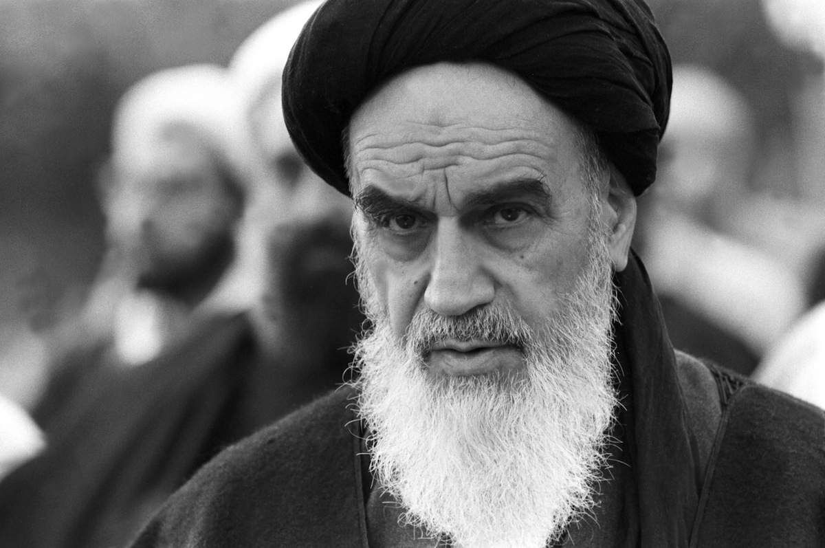 امام خمینی در کنار عروس اش فاطمه طباطبایی ۴۵ سال پیش