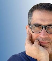 فرهاد جم به صحنه می‌آید