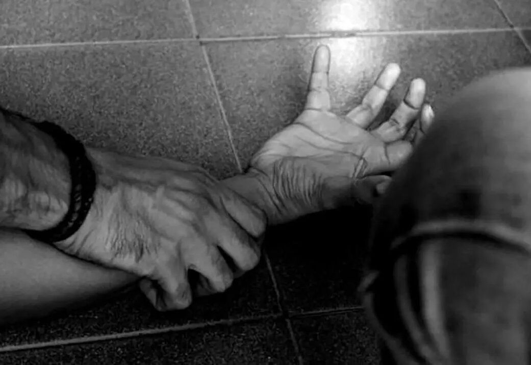 تجاوز بی شرمانه ناپدری به دختر جوان کنار جسد خونین مادرش! /ماموران که رسیدند هنوز برهنه بود