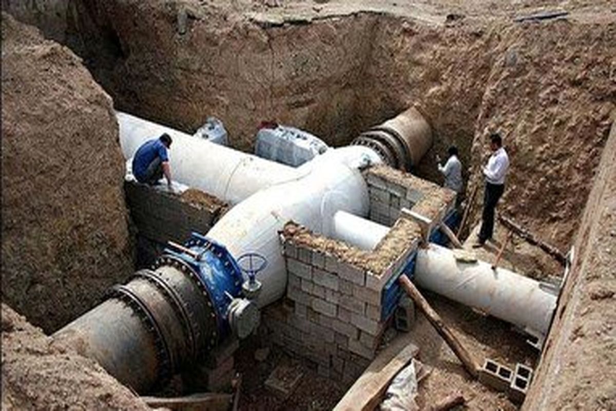 تخریب لوله‌های انتقال آب اصفهان به یزد با لودر+ فیلم