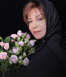 گوهر خیراندیش و گوگوش در حال تماشای یک تئاتر