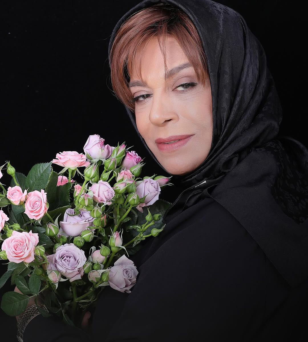 گوهر خیراندیش و گوگوش در حال تماشای یک تئاتر