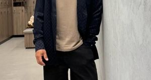 عکس شیک رضا گلزار در فرودگاه قطر