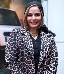 استایل زمستانی بازیگر سریال «از یاد رفته» در یک کافه