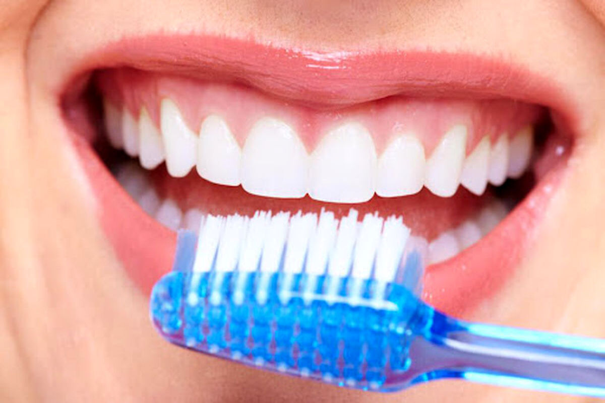 قبل صبحانه باید مسواک بزنیم یا بعد از صبحانه؟ 