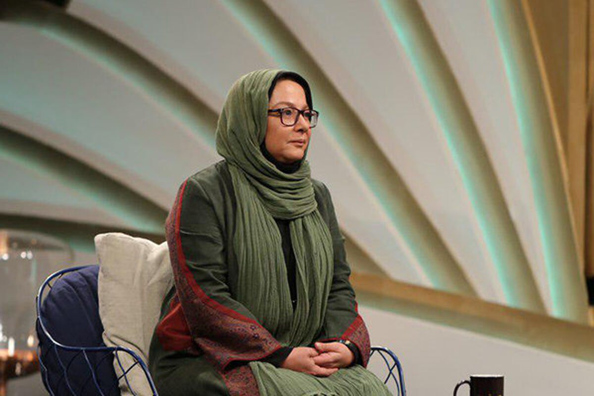 بازیگر سریال کمربندها را ببندیم در یک کافه قدیمی