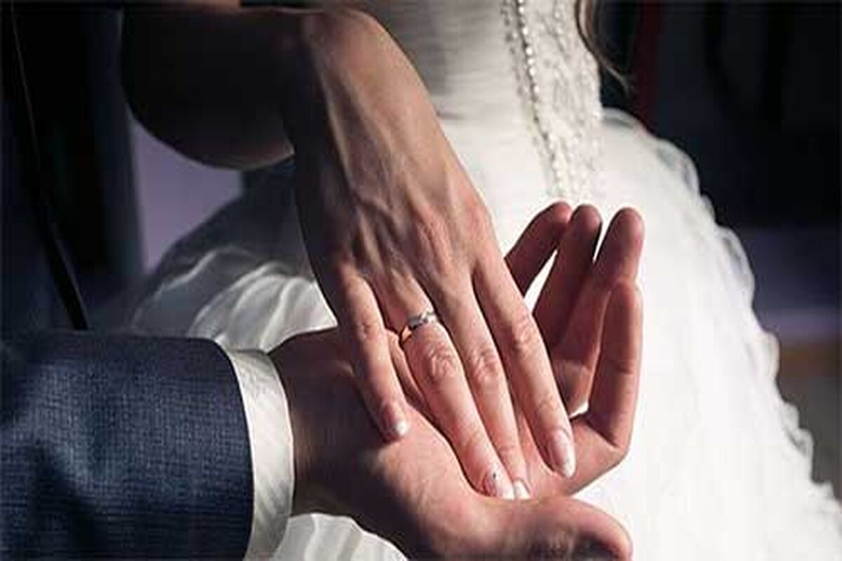 حمله وحشیانه داماد به عروس جلوی همه مهمانان / عروس بیچاره اعتراضی نکرد +ببینید