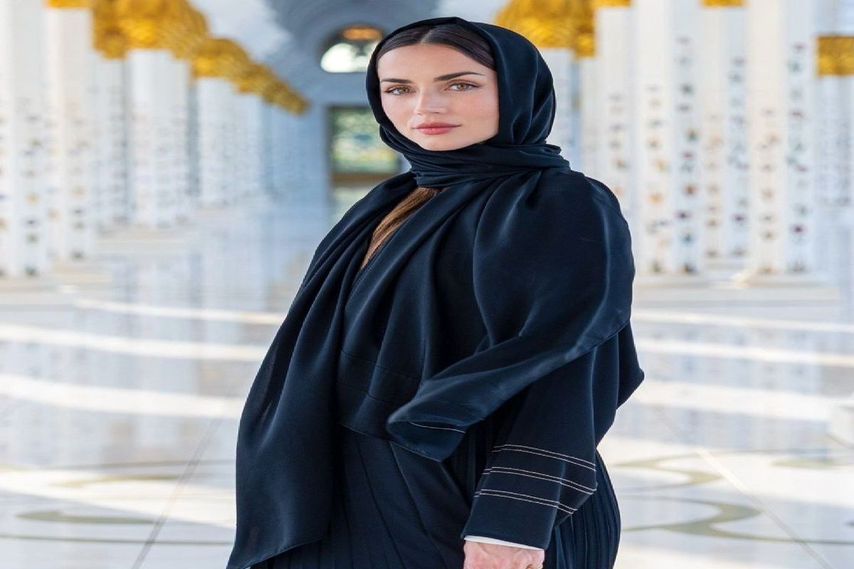 پوشش غیرمنتظره آنا دِ آرماس با عبا و روسری!