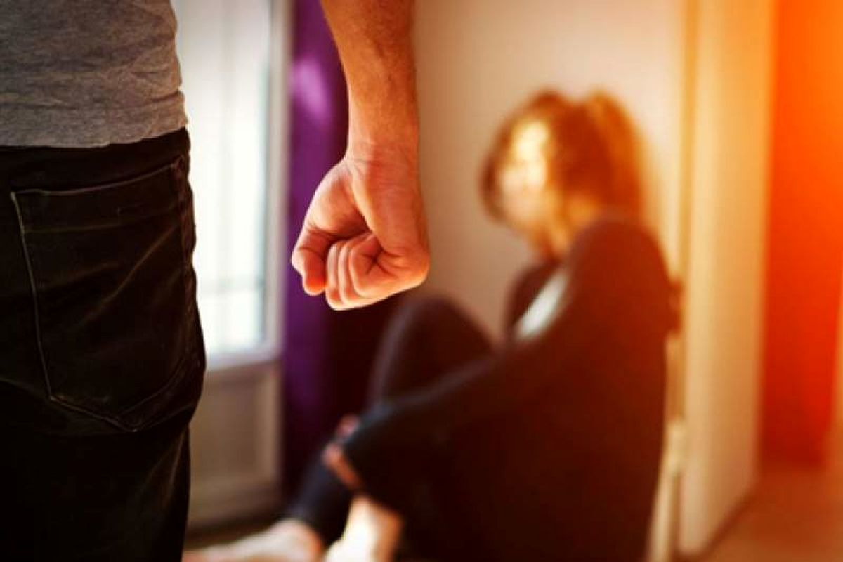 آزار هولناک زن بیچاره در وان حمام توسط یک دوجنسه