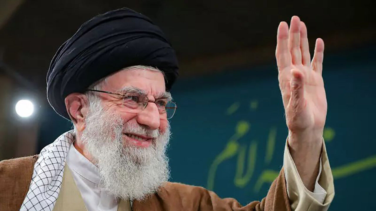 لباس خاص و متفاوت یکی از مهمانان دیدار با رهبری خبرساز شد +عکس