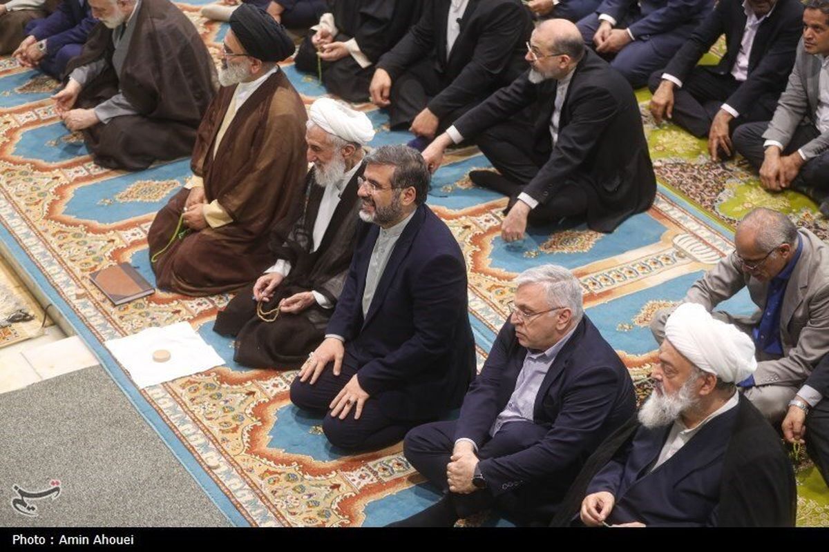 کاظم صدیقی در آغوش وزیر رئیسی در نماز جمعه +عکس