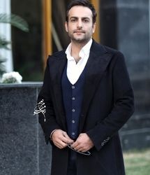 حامد کمیلی با استایل پاییزی و دل‌نوشته مرموز