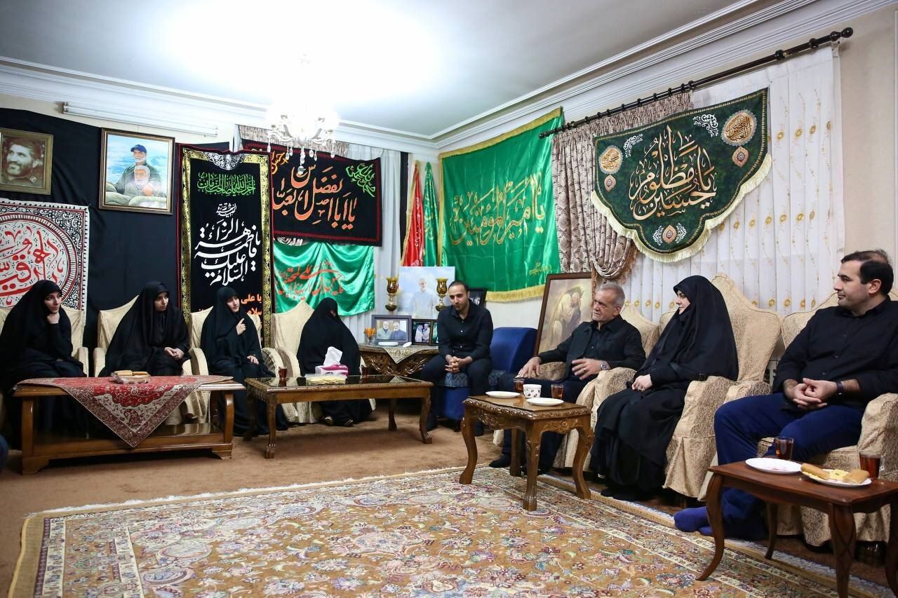 تصاویری کمتر دیده شده از پزشکیان در منزل سردار سلیمانی

