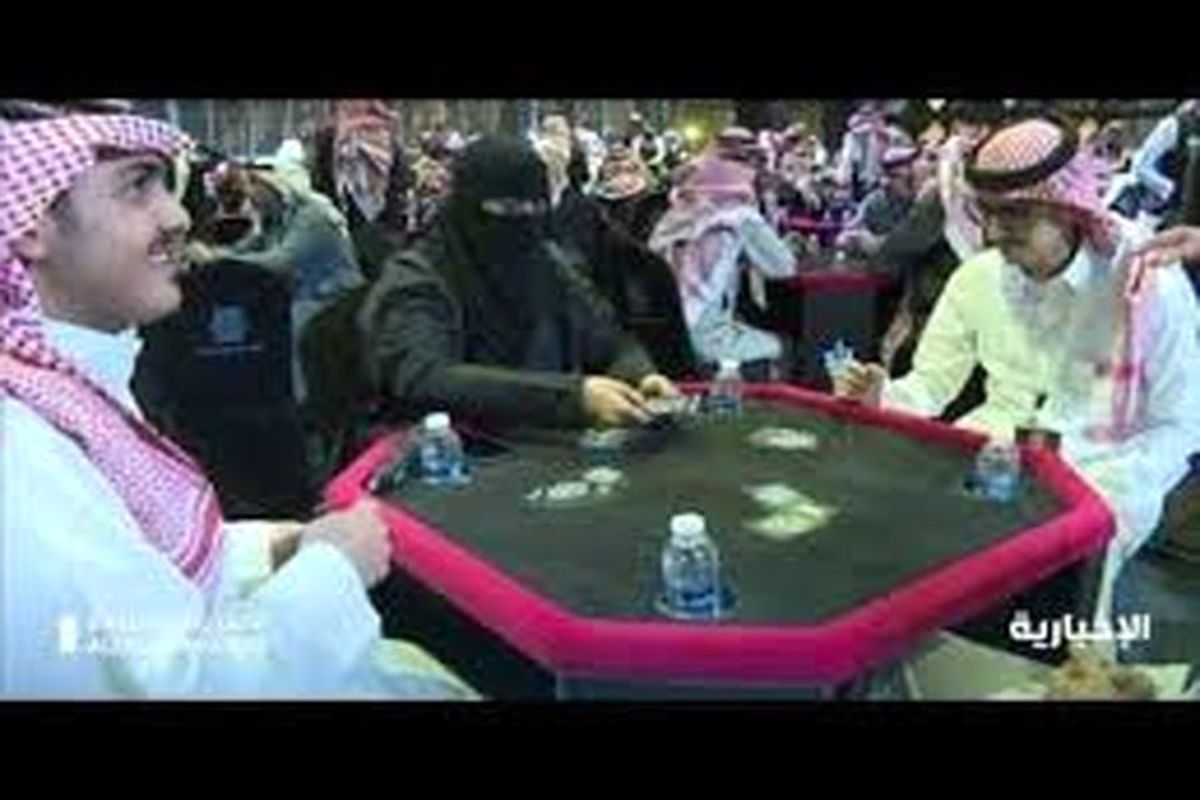 قماربازی آشکار برخی زنان محجبه با مردان!